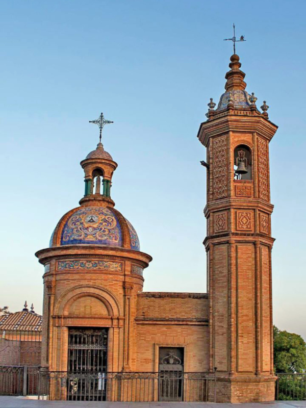 Salida procesional de la Virgen del Carmen del Puente de Triana en Sevilla