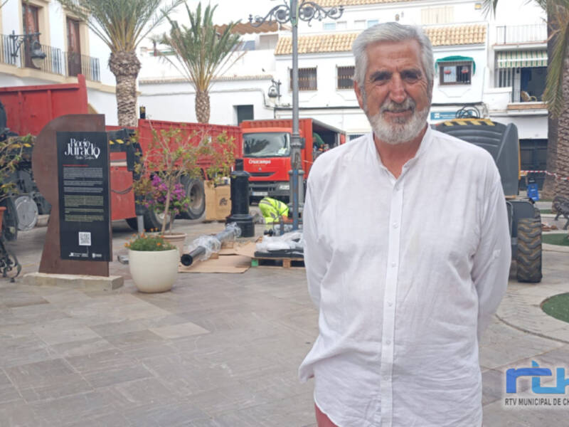 Luis Mario Aparcero informa de la renovación en la plaza Juan Carlos I y en varias calles colindantes