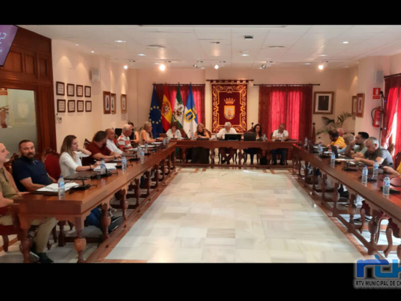 La Corporación Municipal aprueba unánimemente en un pleno extraordinario y urgente rechazar toda violencia o discriminación hacia la población LGBTIQ+