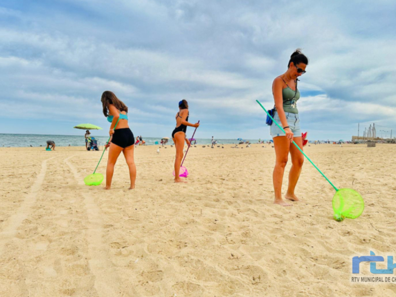 Concienciación en la playa de la Cruz del Mar-El Muelle con la actividad ‘Orillas sin colillas’   