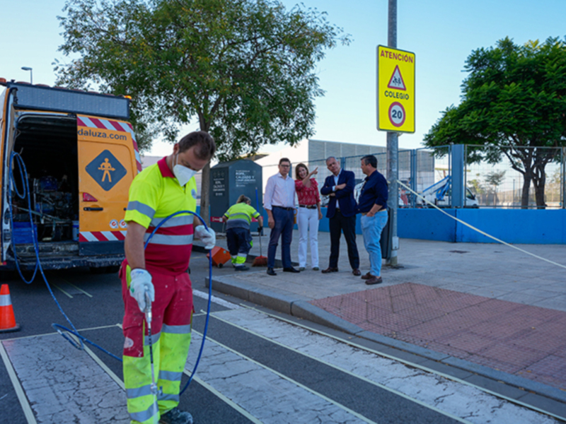 El Ayuntamiento de Sevilla, a través del área de Movilidad, ha reforzado la seguridad vial en el entorno de 47 centros educativos