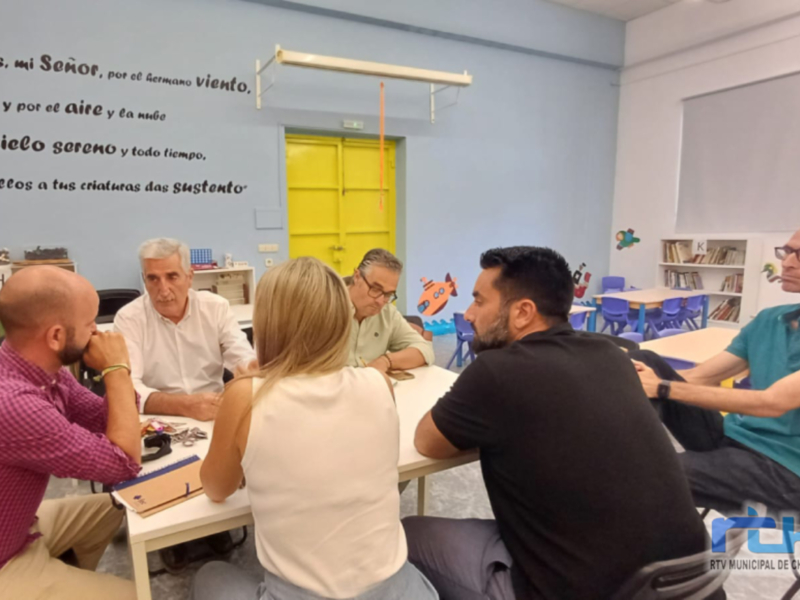 Educación y colegio Virgen de Regla coordinan trabajos de  adecentamiento en el pabellón del centro por daños producidos por un incendio de contenedor