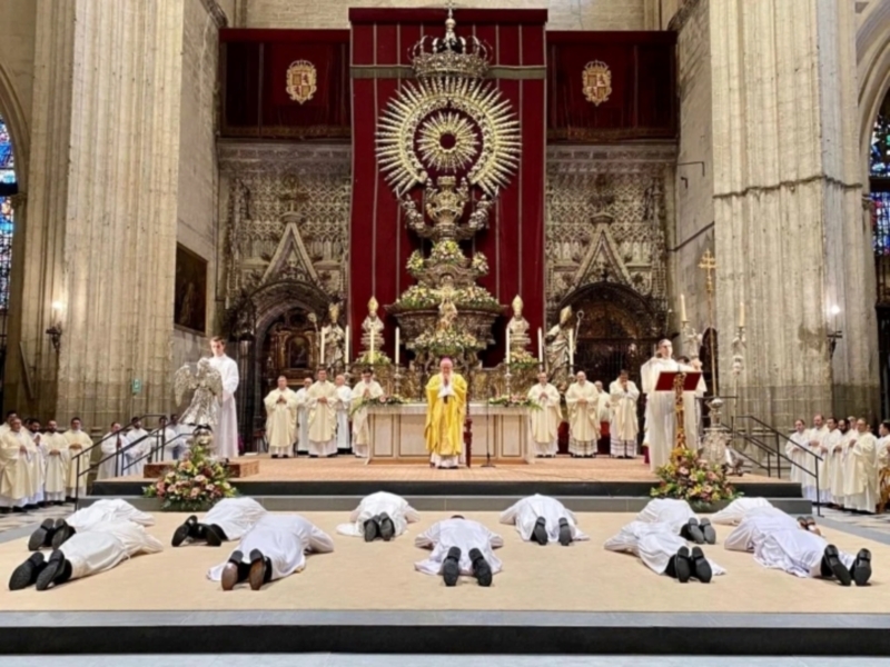 "Monseñor Saiz Meneses Ordena a Once Nuevos Diáconos en la Catedral de Sevilla" 