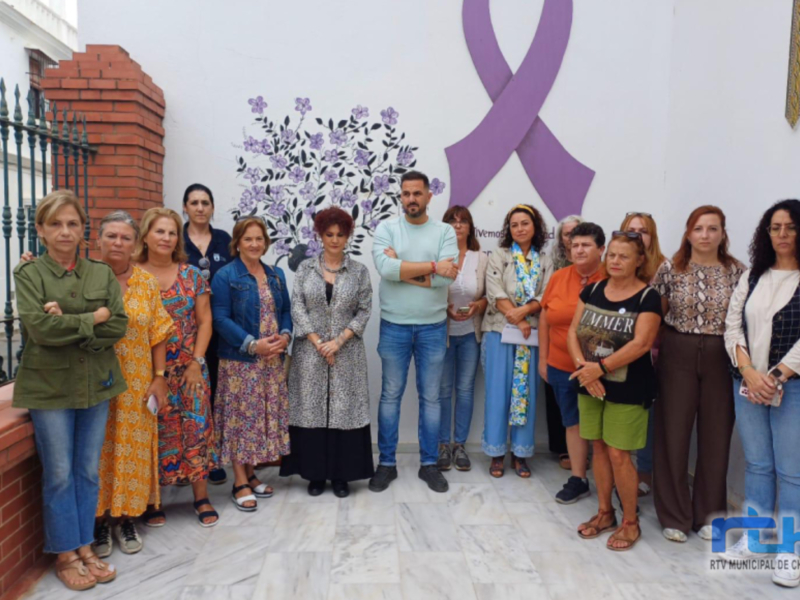 Chipiona recuerda con un minuto de silencio a las 35 mujeres fallecidas en lo que va de este año a causa violencia de género