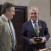 La Hermandad del Cachorro entrega al alcalde un recuerdo conmemorativo del Jubileo de las Cofradías de 2025.