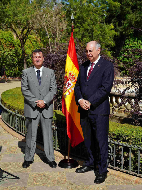 Sevilla celebra el legado hispánico con homenaje a Cristóbal Colón organizado por el Ateneo Social y Castrense y la Real Liga Naval Española.