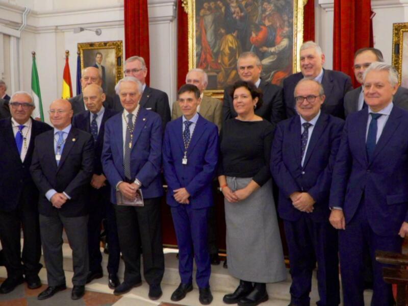 Lleno absoluto en la presentacion de "Relato médico de la Pasión según Sevilla", en la Real Academia de Medicina y Cirugia  de Sevilla.