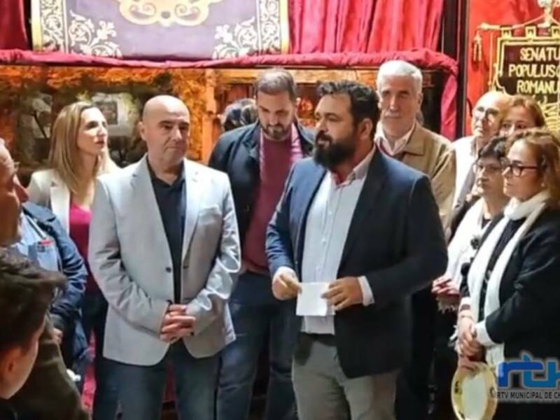 La Hermandad del Cautivo presenta al Cartero Real, el equipo de la radiotelevisión municipal, e inaugura su Belén tras la procesión del Niño Jesús 