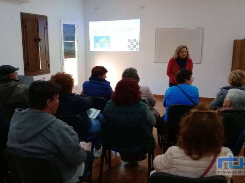 Quince personas participan desde ayer en el taller ‘Mayores En La Onda’ de Radio Chipiona y EMA-RTV
