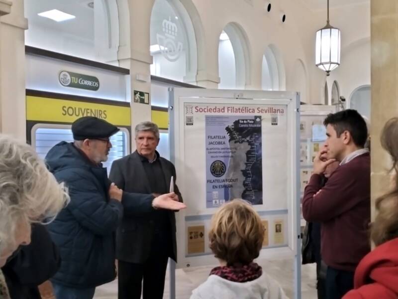 La Asociación Amigos del Camino de Santiago de Sevilla visita la exposición filatélica jacobea en Correos