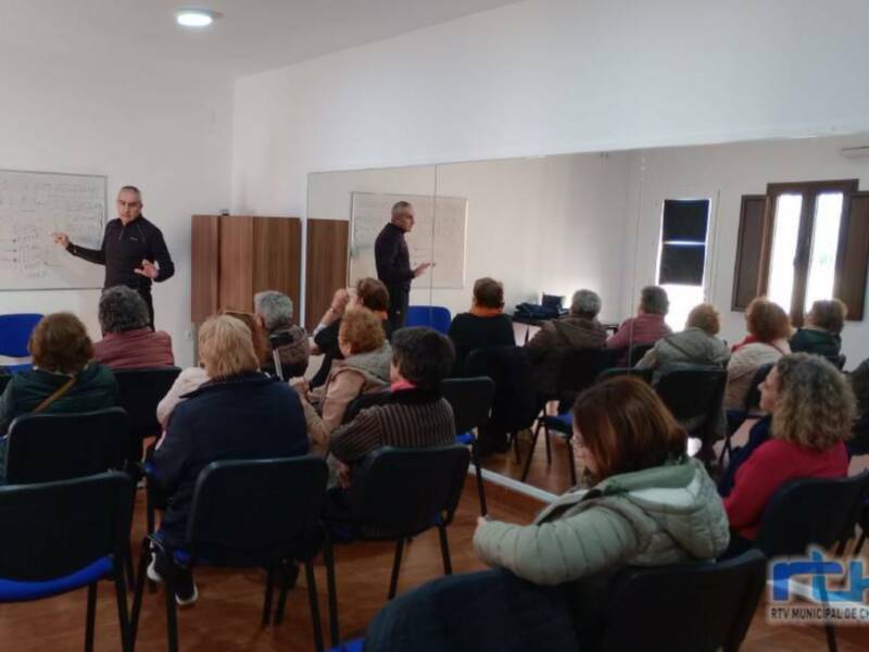El taller ‘Mayores En La Onda’ de Radio Chipiona y EMA-RTV concluirá mañana con la grabación de un programa en el salón de plenos