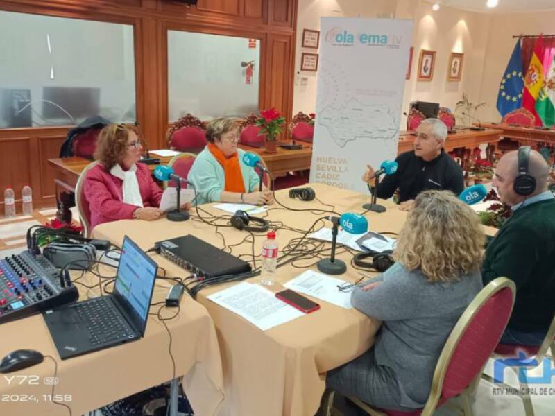 Mayores de Chipiona se convierten en periodistas en el programa final del taller realizado por Radio Chipiona y EMA-RTV