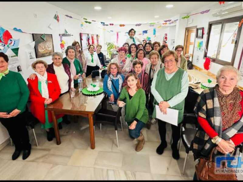 El Centro Social de las Personas Mayores de Chipiona ha celebrado hoy el Día de Andalucía con desayuno y recitado de coplas de carnaval 