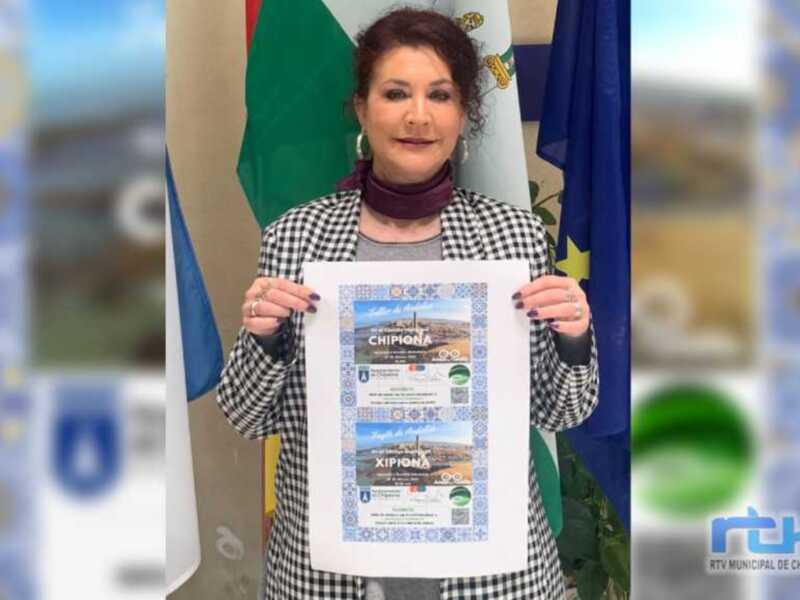Isabel María Fernández presenta el cartel de un taller de Andaluz que se realizará en Chipiona el 27 de marzo