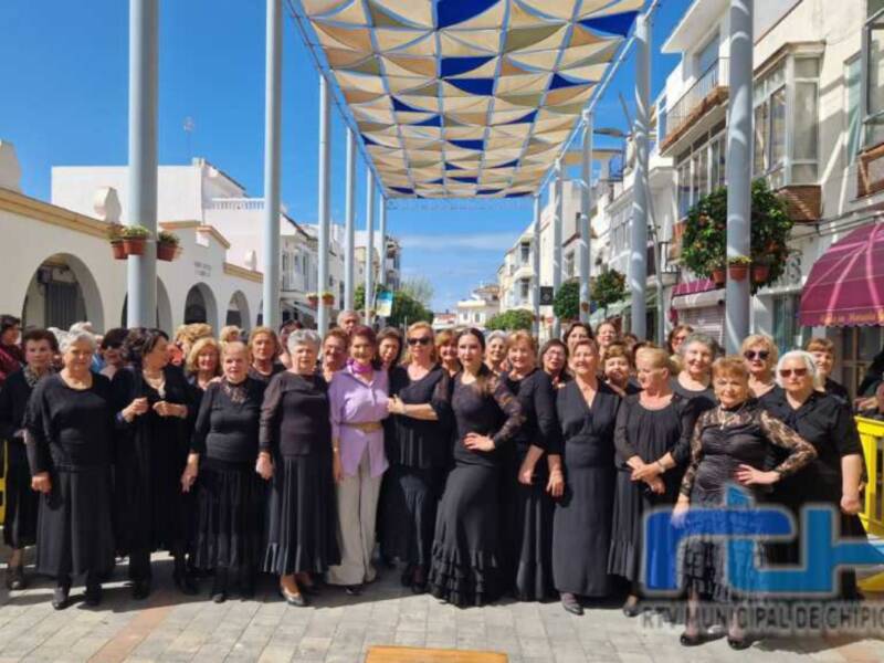 Los usuarios del taller de baile y castañuelas del Centro Social de las Personas Mayores animan el centro con castañuelas, saetas y marchas procesiona