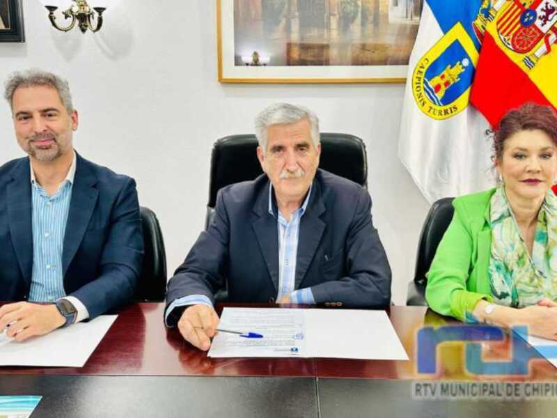 Firmada la prórroga por otro año más del convenio que habilita ayudas de FCC Aqualia en los recibos de familias vulnerables de Chipiona
