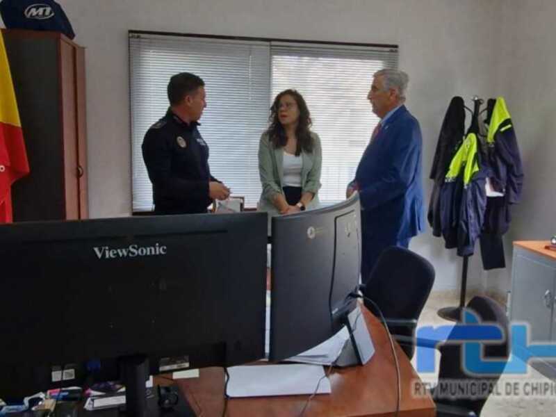 Luis Mario Aparcero y Laura Román muestran su respaldo al jefe accidental de la Policía Local de Chipiona 