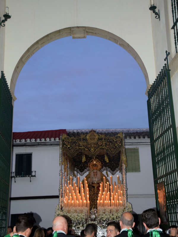 El romanticismo y la historia se funden bajo el palio de la Virgen de las Angustias Coronada en Alcalá del Río