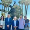 El Ayuntamiento de Chipiona coloca en una rotonda la escultura ‘El Labrador’ donada por el artista Manuel Sánchez Quirós