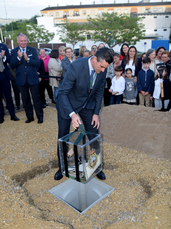 La Hermandad de la Vera-Cruz de Alcalá del Rio, pone la primera piedra de una nueva esperanza para sus mayores