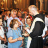 Largas colas en El Santuario de Regla de Chipiona, para besar y venerar la reliquia del joven beato italiano Carlo Acutis