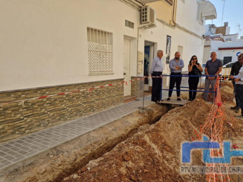 Javier Bello supervisa las obras del PROFEA en Chipiona