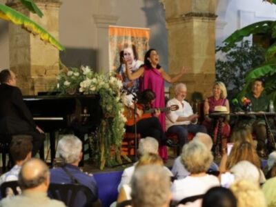 El Claustro del Santuario de Regla se llenó ayer con más de 200 personas para asistir a la presentación nacional del libro de la periodista Marina Bernal ‘Rocío, 20 años contigo’