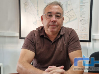 Pepe Mellado informa sobre instalación de placas fotovoltaicas en edificios municipales y un sendero peatonal en Las Tres Piedras   