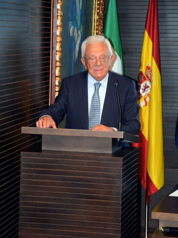 El presidente de la República Federal de Alemania, Helmut Kohl, pronuncia un discurso en una conferencia de prensa. A su lado, ondean las banderas alemana y española.
