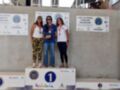 Las tres participantes en el podio de la Copa de España de Raceboard, con sus respectivos trofeos y medallas.