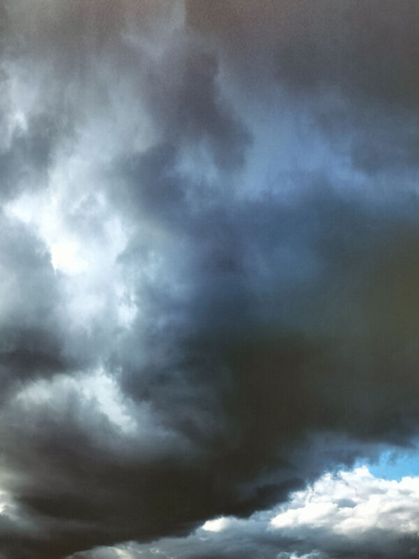 Nubes oscuras y densas en el cielo, sugiriendo un clima tormentoso.
