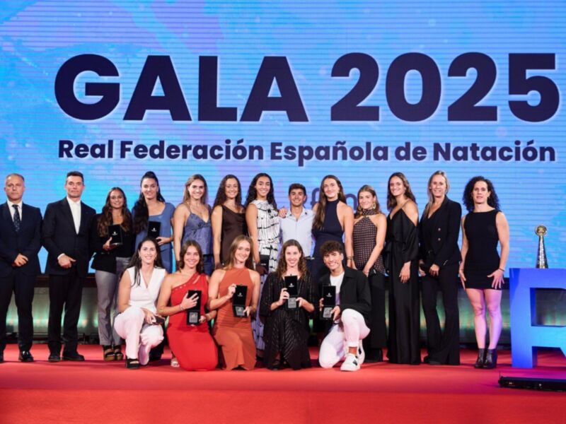 Gala Real Federación Española de Natación 2025, con participantes en traje de baño y vestidos.