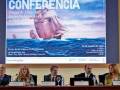 Conferencia sobre la historia naval militar española, con una imagen de veleros en el mar.