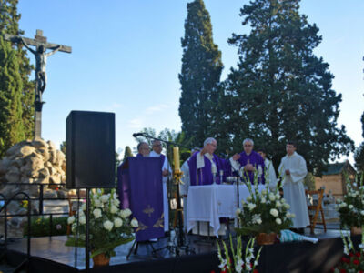 Sevilla honra a sus muertos en torno al Cristo de las Mieles