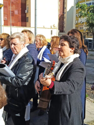  Villancicos y fe popular llenan las plazas de Los Príncipes de Sevilla en Navidad
