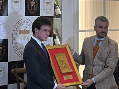 Fabio Jiménez recibe en Sevilla el premio a Mejor Novillero con Caballos de 2025