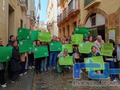 Familias chipioneras de AFANAS se manifiestan en Cádiz para reclamar las becas de comedor a la Junta