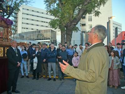 Devoción y tradición acompañan la salida procesional de la Hermandad de la Piedad en el barrio sevillano de Las Avenidas