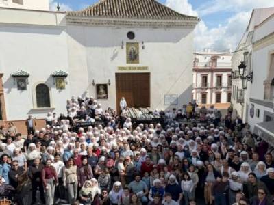 La Plaza de San Gregorio de Alcalá del Río, se llena tras un ensayo que anticipa el Viernes Santo ilipense