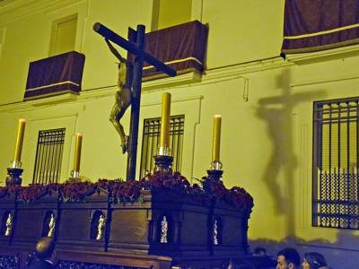 Alcalá del Río se sumerge en el recogimiento con la salida del Cristo del Buen Fin 