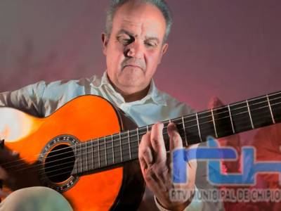 Juan Gómez presenta en YouTube ‘Un clavel’, cuarto videoclip de su disco ‘Entre Cuerdas’