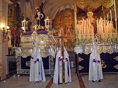 La tradición centenaria del Nazareno y la Esperanza vuelve a recorrer con solemnidad las calles ilipenses de Alcalá del Río