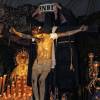  La Hermandad del Santo Entierro celebra con recogimiento su histórica ceremonia del Descendimiento en Alcalá del Río