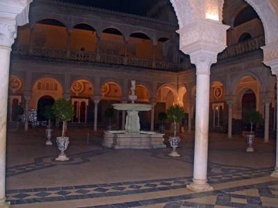 La historiadora Enriqueta Vila Vilar recibe el reconocimiento de Sevilla en un acto de alto nivel académico 