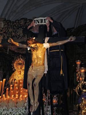  La Hermandad del Santo Entierro celebra con recogimiento su histórica ceremonia del Descendimiento en Alcalá del Río