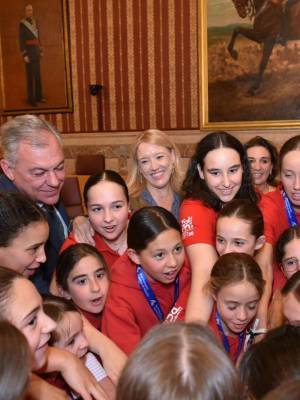 Bandera de Sevilla para el Club Natación Sincro Sevilla, recibido en el Ayuntamiento