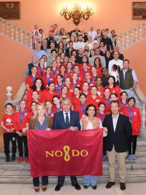 Bandera de Sevilla para el Club Natación Sincro Sevilla, recibido en el Ayuntamiento