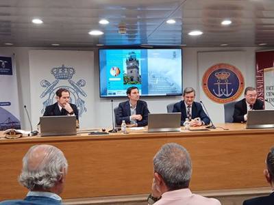 La Universidad de Sevilla acoge una reflexión sobre la proyección histórica y estratégica de la Armada en la ciudad 