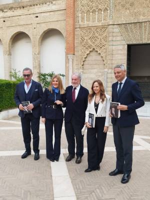 El Real Alcázar acoge una reflexión sobre terrorismo y política en la presentación del libro de Mayor Oreja en Sevilla