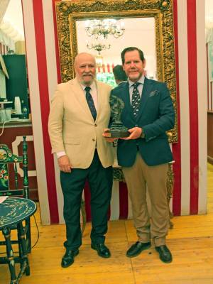 El Comandante Naval José Daniel González-Aller y el empresario Miguel Gallego Jurado, distinguidos con las esculturas de Jesús Curquejo en la caseta “La Flamenca”